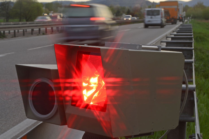 In Stuttgart brachten mobile und feste Blitzer über elf Millionen Euro ein, in Karlsruhe etwa sechs Millionen. (Symbolbild)