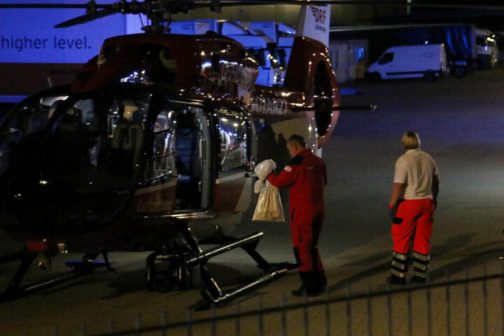 In einer Plastiktüte wird der abgerissene Fuß in den Helikopter gebracht.