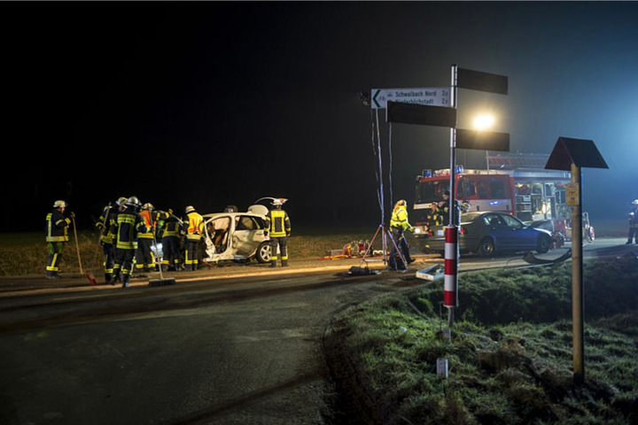 Die Kreisstraße wurde während der Räumungsarbeiten voll gesperrt.