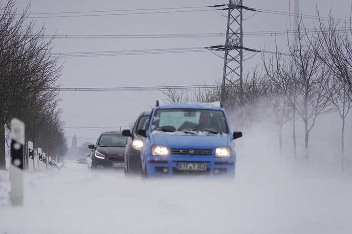 Auf den Straßen kommt es immer wieder zu Schneeverwehungen.