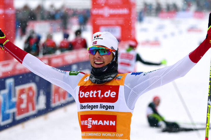 Nordische Kombination (Weltcup, Einzel, Großschanze, 10 km): Jarl Magnus Riiberaus aus Norwegen freut sich im Ziel über seinen Sieg.