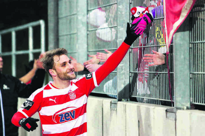 Mike Könnecke klatschte nach dem KSC-Spiel zufrieden mit den FSV-Fans ab.