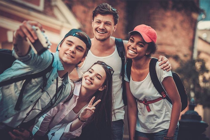 Andere Kulturen kennenlernen: Bei jungen Leuten klappt das immer noch am besten.