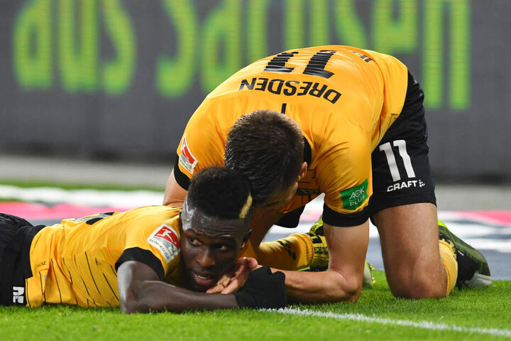 Alexander Jeremejeff (rechts) wusste, bei wem er sich nach seinem Treffer zum 1:0 bedanken musste: Moussa Koné, der die Vorarbeit geleistet hatte.