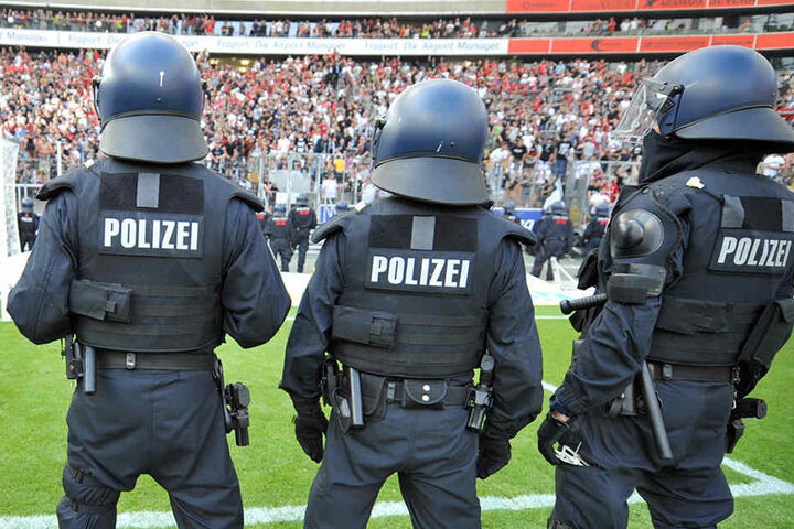 Fußballvereine könnten Polizeieinsätze bei Spielen künftig aus der eigenen Tasche zahlen müssen.