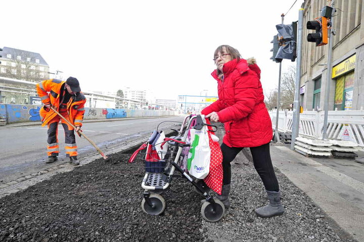 Rentnerin Martina Kahle (66) muss sich mit ihrem Rollator durch die Baustelle kämpfen.