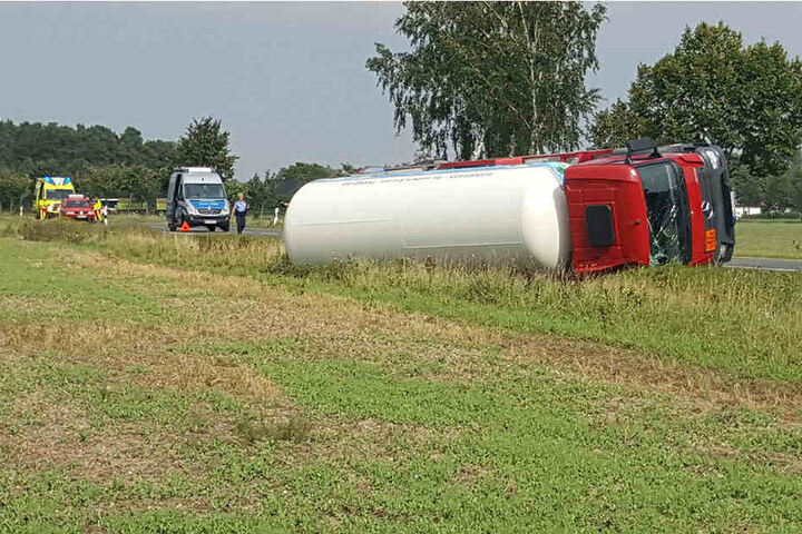 Der umgekippte Öltank liegt auf der Kreisstraße.