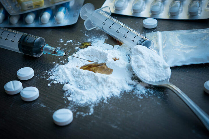 Heroin zählt zu einem der am schnellsten süchtig machenden synthetischen Drogen.