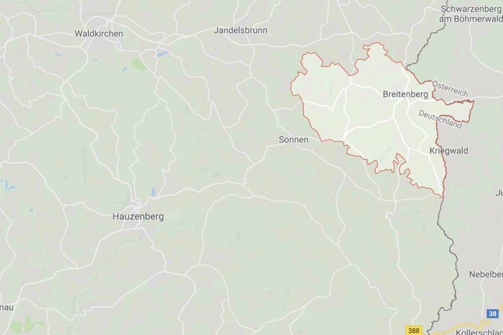 In Bayern kam es zu einem Verkehrsunfall auf der Staatsstraße 2128 zwischen Breitenberg und Hauzenberg.