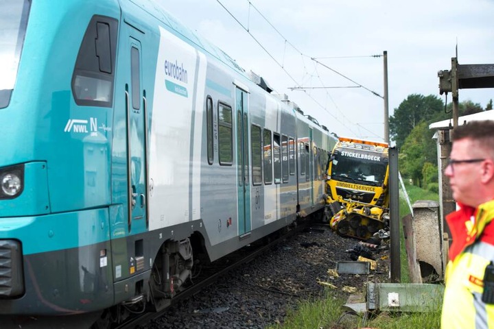 Der Lkw wurde von dem Zug beiseite geschoben.