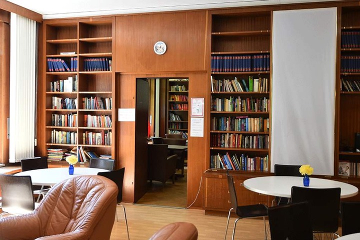 Die originalen Bibliothekseinbauten im ehemaligen Wohnhaus von Walter Ulbricht.