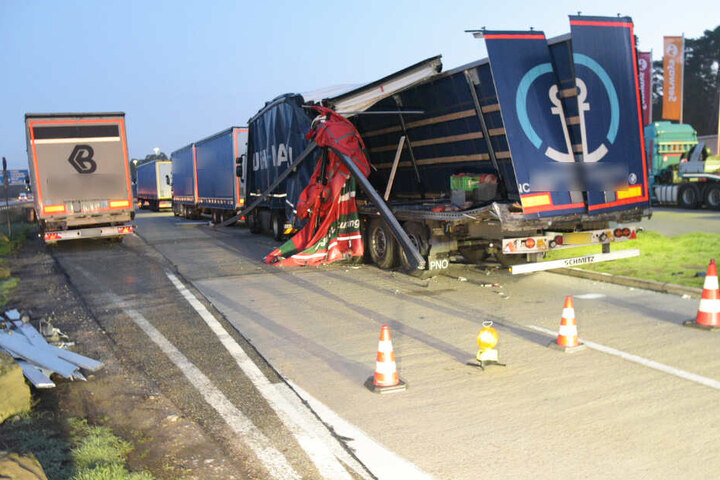 Nicht zu übersehen: Auch dieser Lastwagen wurde auf der Rastanlage schwer beschädigt.