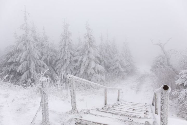 Tiefster Winter herrscht auf dem Fichtelberg.