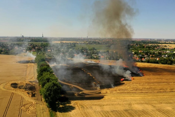 Beeindruckende aber auch dramatische Luftaufnahme aus dem Bereich Baalsdorf/Holzhausen in Leipzig.