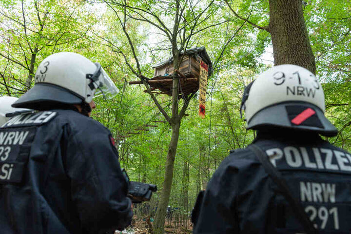 Die Polizei musste zahlreiche Stunden mit Einsätzen im Hambacher Forst verbringen.