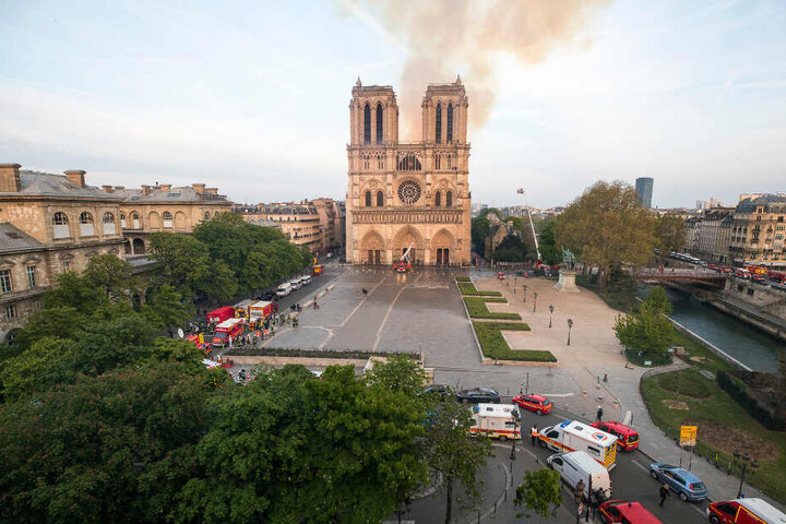 Rauch steigt über der Pariser Kathedrale Notre-Dame auf.