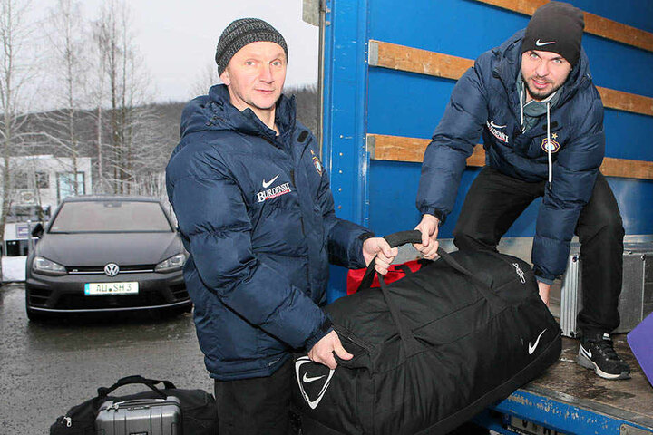 Schwere Arbeit! Tommy Käßemodel (r.) und Thomas Romeike packen das Equipment in den Kleintransporter.