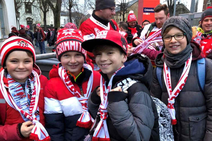 Auch die jüngsten Eispiraten-Anhänger gingen mit auf die Reise nach Deggendorf: Hugo (v.l.), Nik, Eddie und Sete.