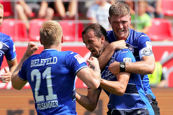 Arminen-Jubel: Manuel Prietl (M.) wird von Andreas Voglsammer (l.) und Fabian Klos zu seinem Treffer zum 2:1 beglückwünscht.
