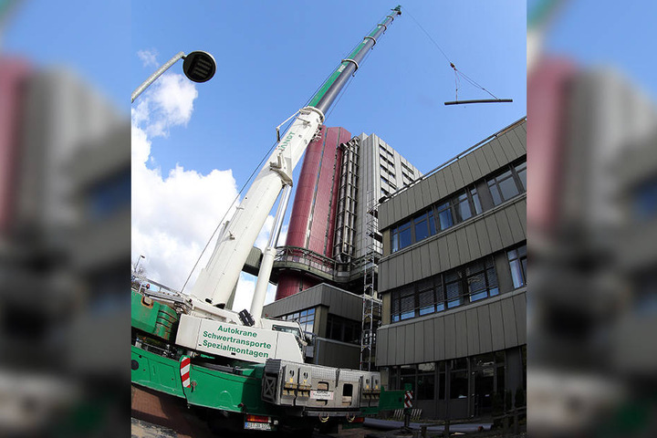 Der 280-Tonnen-Kran hat alle Hand zu tun: Die Bauarbeiten dauern noch bis Mitte 2017 an.