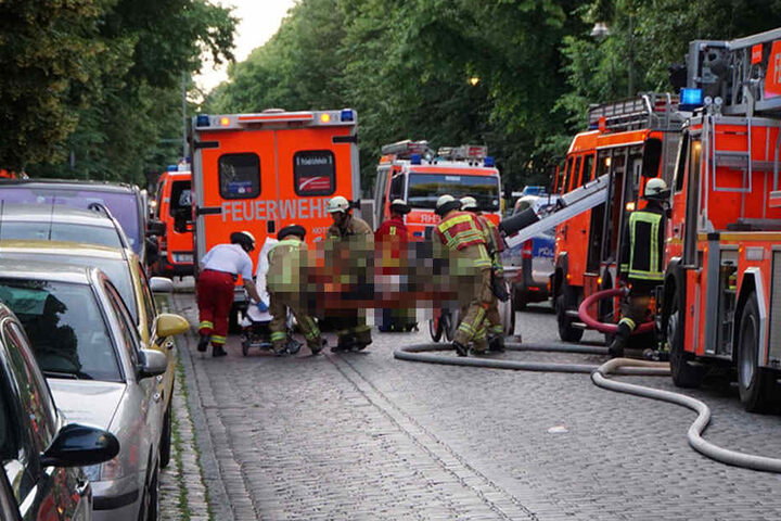 Eine Person wurde schwer verletzt und leblos geborgen und musste in einem RTW reanimiert werden.