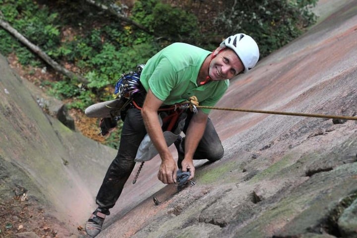 Wido Woicik (52) bringt neue Sicherungshaken an einer Kletterroute an.