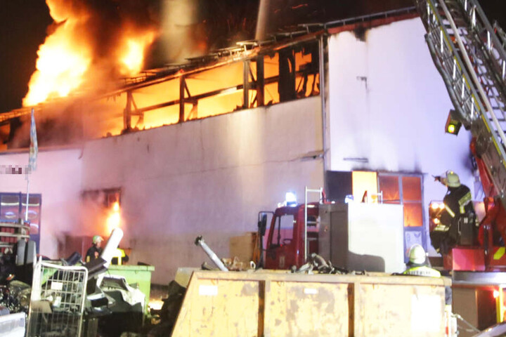 Der Brand hat eine Halle zum Ausschlachten von Autos komplett zerstört.