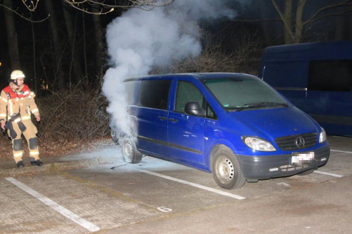 Nur wenige Meter von dem BMW entfernt brannte dann dieser Mercedes Vito.