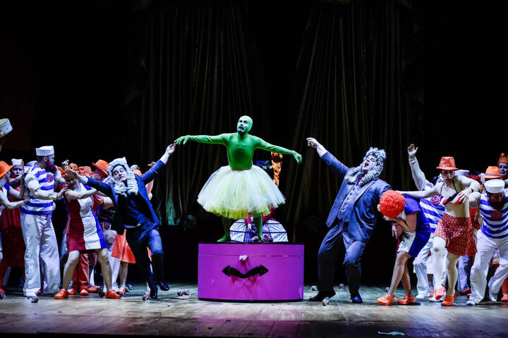 Sir George (Andreas Kindschuh) und Sir John (Reto Raphael Rosin) bringen die Tulpen (Patrick Pudwell) nach Holland