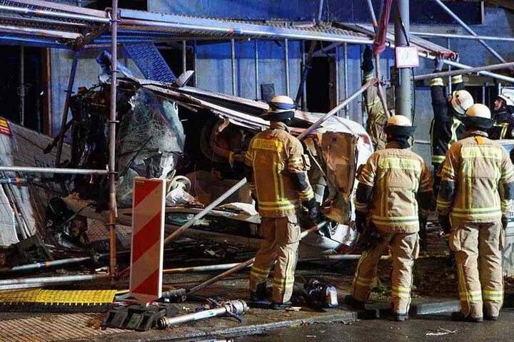 Kameraden der Feuerwehr an der Unfallstelle.