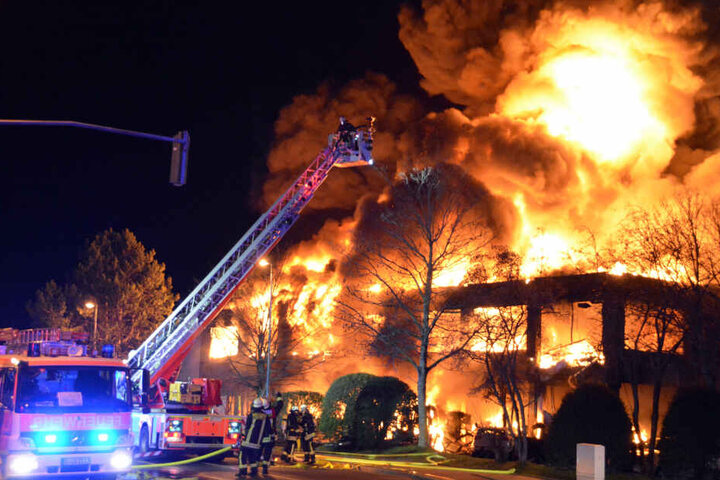 Bei der Bekämpfung des Brandes wurden zwei Feuerwehrmänner verletzt.