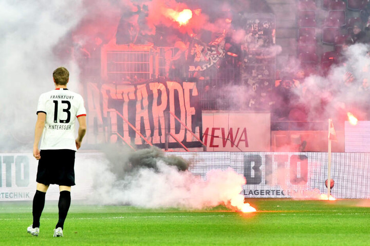 Der Anpfiff des Bundesliga-Spiels musste wegen der Pyro-Krawalle der Eintracht-Fans um zehn Minuten verschoben werden.