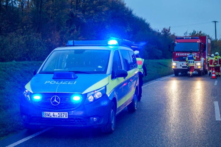 Einsatzkräfte sperrten die Straße halbseitig ab.
