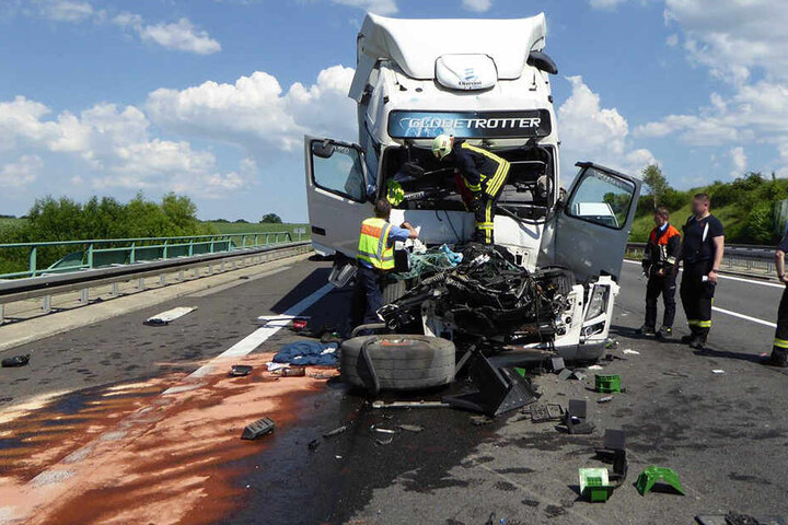 Der Lasterfahrer wurde schwer verletzt.