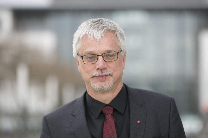 Viele Jugendliche würden Ausbildungsberufe mit Wochenend-Arbeitszeiten scheuen, glaubt Sachsen DGB-Chef Markus Schlimbach.