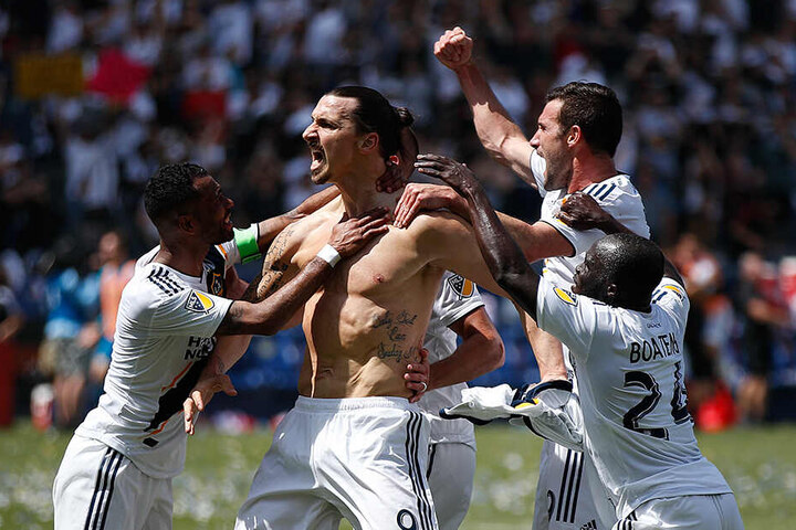Bei seinem Debüt für LA Galaxy traf Ibra gleich zwei Mal. In der 71. Minute eingewechselt, drehte er mit zwei Toren einen 2:3 Rückstand in einen 4:3 Sieg für Galaxy gegen Stadtrivalen Los Angeles FC.