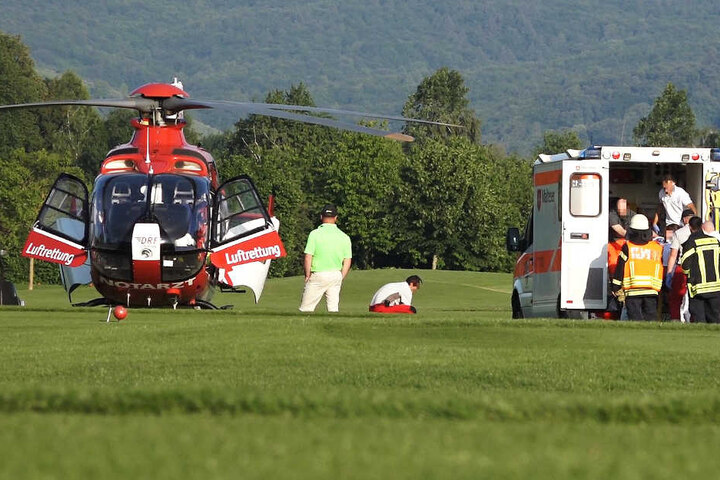 Ein Rettungshubschrauber brachte die junge Frau in eine Klinik.