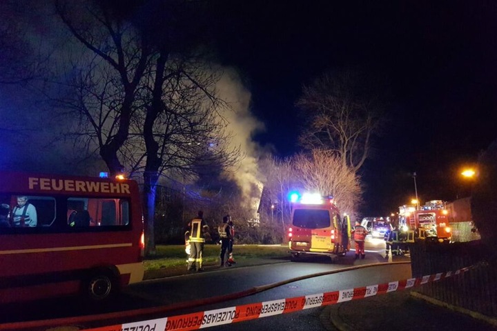 Die Löscharbeiten dauerten am Morgen noch an.