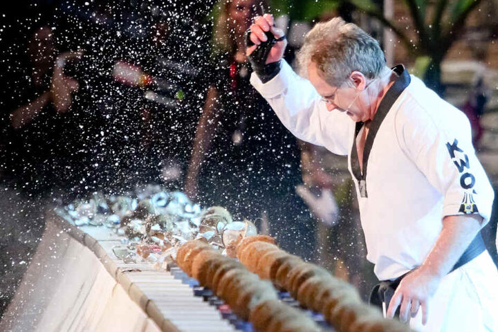 Der 60-Jährige hält auch den Weltrekord im Kokosnuss-Zerschlagen.