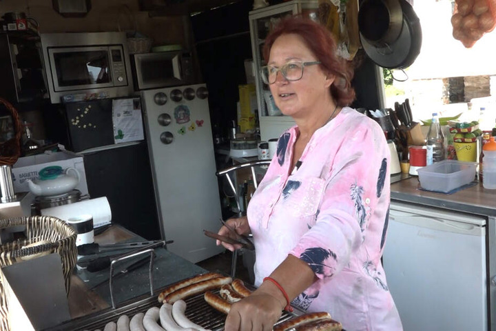 Christina Wagner am Grill in ihrer Raststätte.