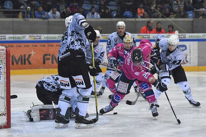Vor dem Tor waren die in Pink spielenden Eislöwen oft zu umständlich.
