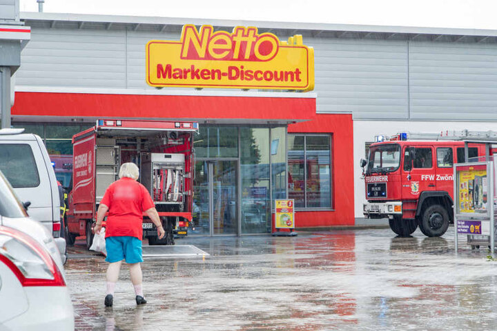 Für die Kunden ärgerlich, für die Mitarbeiter möglicherweise noch schlimmer: Der Regenguss spülte jede Menge Wasser in den Supermarkt.