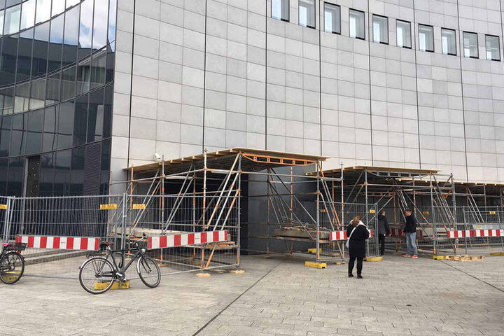 Die Studenten haben bereits Gefallen an der Konstruktion gefunden: Die Bauzäune bieten Platz als zusätzliche Fahrradständer.
