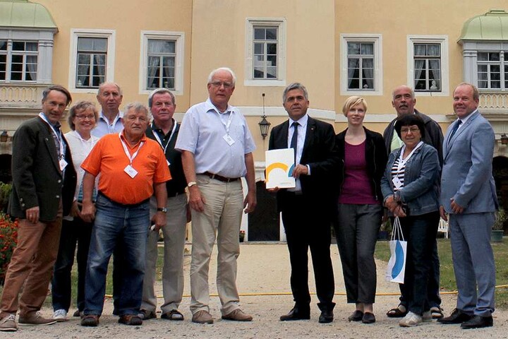Ausgezeichnet: Der Bautzner Landrat Michael Harig (57, CDU, mittig mit Mappe) ehrte die Mitglieder der Interessengemeinschaft. Ganz links Steffen Frenzel (61), rechts Gemeinde-Bürgermeister Michael Langwald (53, parteilos).