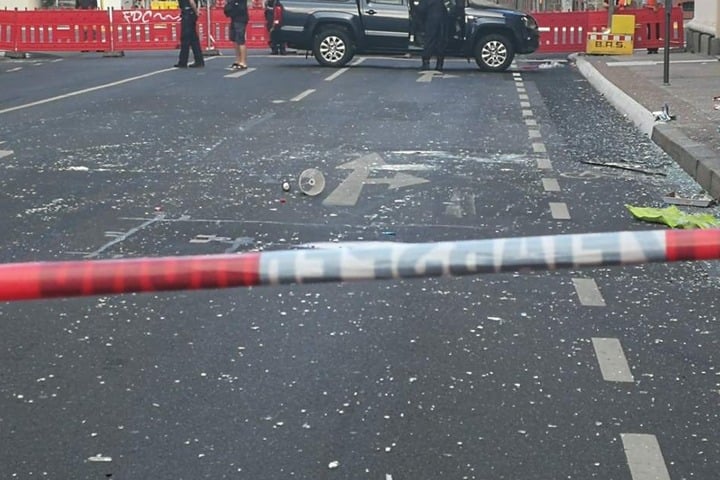 Die Oststraße vor dem Dönerladen ist mit Glassplittern übersät. Die Trümmer flogen bis zu 25 Meter weit.