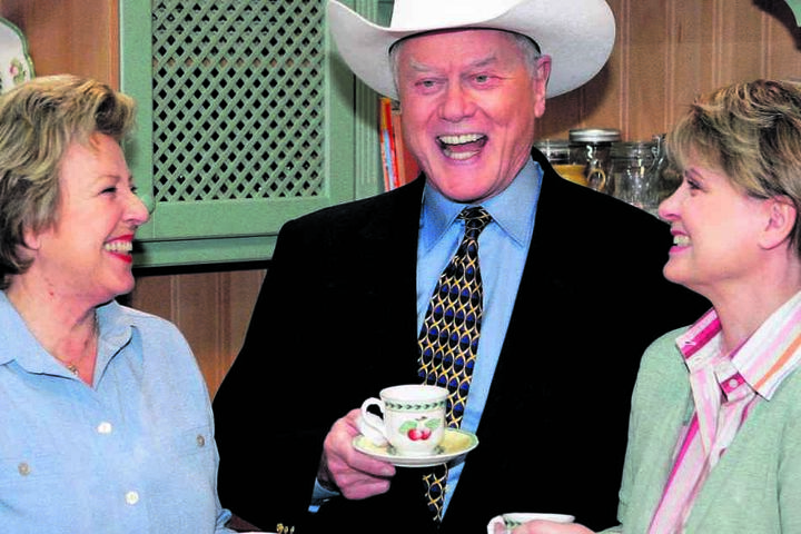 Hollywood-Glanz in der "Lindenstraße": 2005 hatte "Dallas"-Star Larry Hagman (†81) einen kurzen Auftritt. Im Reisebüro von Helga Beimer buchte er einen Flug - natürlich nach Dallas.