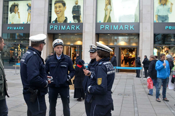 Kurz vor der Eröffnung: Polizisten vor der Filiale an der Königstraße.