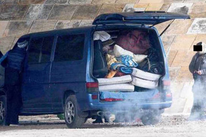 Bereits im Morgengrauen kamen die Bettler per Transporter.