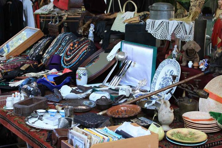 Hipper Markt mit einem Mix aus Designstücken und Flohmarktteilen.