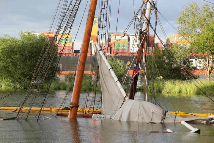 Das gesunkene historische Segelschiff "No 5 Elbe" liegt im Hafen von Stadersand fast gänzlich unter Wasser. Das erst jüngst aufwendig sanierte historische Segelschiff ist auf der Elbe mit einem Containerschiff kollidiert und gesunken.